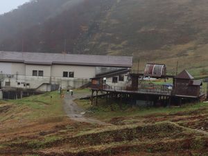 松川の案内板と桜